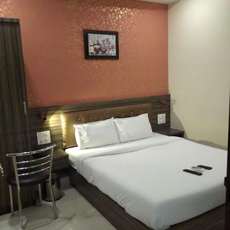 Orange International-Santacruz Hotel Мумбай Екстериор снимка